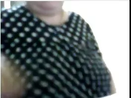 Busty chick է cumshot իր ոտքերին