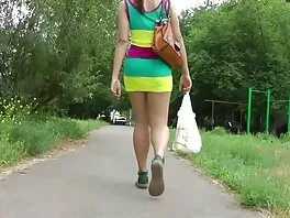 Թխահեր նստած է մեծ ձագի վրա