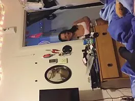 Busty կինը խաղում է դիլդոյի հետ