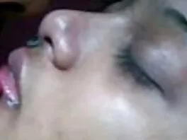 Քաղցր փիսիկը բացում է ոտքերը