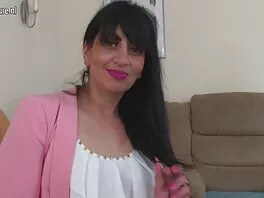 Busty պոռնիկը մերկանում է
