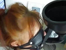 Redhead- ը ծծում է աքաղաղը