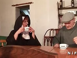 Կրքոտ ճուտը աքլոր է ծծում